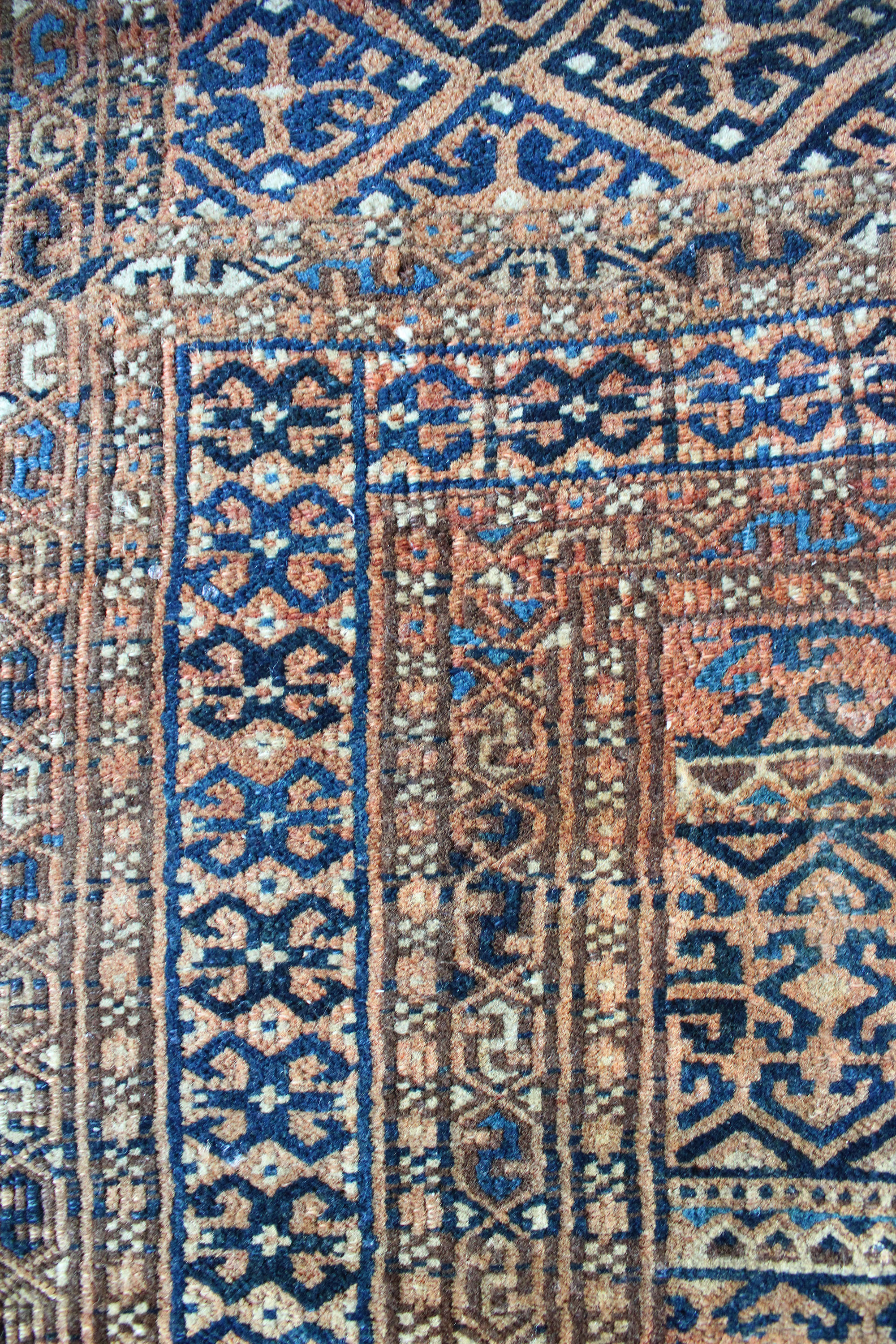 Handgemaakt vintage kleed. Uniek Oosters tapijtje, verkleurd