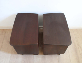 Set houten vintage nachtkastjes met zwart glas. Twee Art Deco stijl retro kastjes