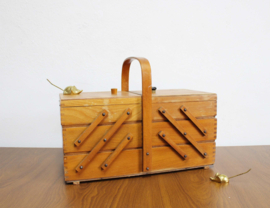 Houten vintage naaikistje. Retro knutsel kist / craft organizer