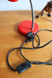 Rode retro bureaulamp. Vintage lampje met buigbare poot