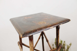 Boho vintage plantentafel. Hoog bamboe tafeltje.