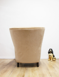 Vintage fauteuil bekleed met beige velvet. Antieke velours stoel