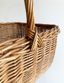 Rieten vintage mand met hengsel. Bohemien rotan mandje / picknickmand