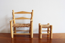 Vintage poppenhuis meubels. Retro boho stoeltjes, tafel, bankje  en schommelstoel