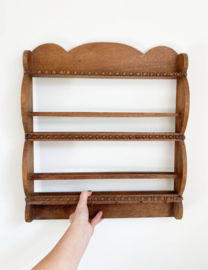 Houten vintage bordenrekje. Brocante rek voor aan de muur.
