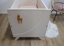 Vintage commode met ledikantje met hertje. Houten retro kast + bedje