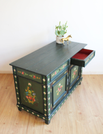 Antieke houten Hindeloopen kast . Handbeschilderde vintage commode met bloemen