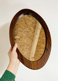 Ovale vintage spiegel in houten lijst. Retro wandspiegel