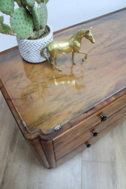 Antieke ladekast met glasplaat. Houten vintage kast met lades