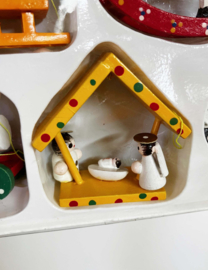 Set houten vintage kerstornamenten in originele doos. Retro kerstversiering