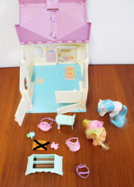 Vintage My Little Pony Show Stable / stal met G1 pony's Applejack en TAF Fifi.  Retro speelgoed huis
