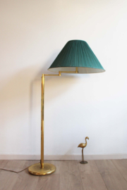 Goudkleurig vloerlamp met groene kap. Vintage lamp in Hollywood Regency stijl