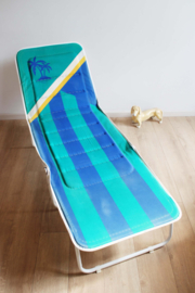 Blauwe vintage stretcher met palmboom. Retro veldbed / opklap bed