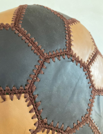 Retro patchwork kussen van leer. Bruin vintage kussentje
