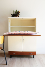 Vintage commode met opklapbaar blad. Houten retro kast, jaren 60.