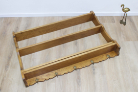 Houten vintage bordenrek met haken. Brocante rek voor aan de muur.