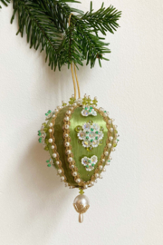 Groene vintage kerstbal met kraaltjes. Retro kerstversiering.