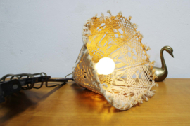 Vintage schaarlamp met geknoopte kap. Houten retro harmonica lamp