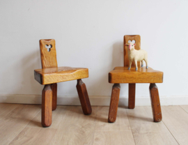 Houten vintage stoeltjes in Brutalist stijl. Massieve retro krukjes