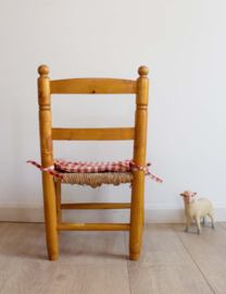 Vintage kinderstoeltje met biezen zitting. Houten boho stoeltje