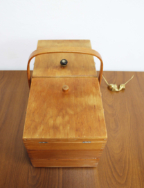 Houten vintage naaikistje. Retro knutsel kist / craft organizer