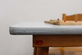 Set houten vintage lessenaars met 2 stoeltjes. Retro Schilte tafels met schoolstoelen