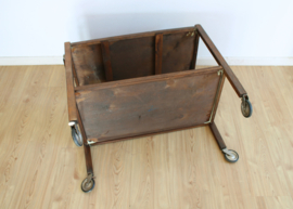 Houten vintage bijzettafel op wielen. Retro design trolley / sidetable