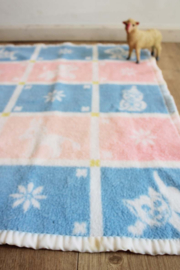 Blauw / roze vintage baby deken van dralon. Retro spreitje / dekentje