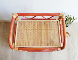 Rotan vintage kastje met rode details en 3 lades. Boho nachtkastje / retro ladekast