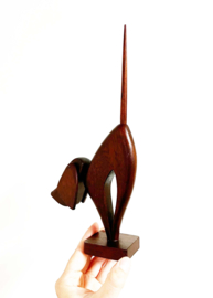 Houten vintage hondje. Retro Mid-century beeldje van een hond