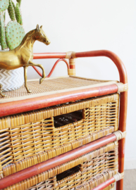 Rotan vintage kastje met rode details en 3 lades. Boho nachtkastje / retro ladekast