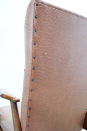 Bruine vintage fauteuil met armleuningen. Mid Century design stoel