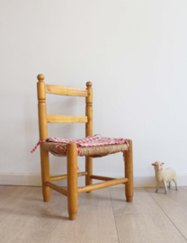 Vintage kinderstoeltje met biezen zitting. Houten boho stoeltje
