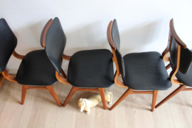 Set houten vintage stoelen met zwart skai-leer. Mid Century retro design