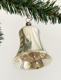Glazen vintage kerstbal - belletje. Antieke zilveren kerstklokje