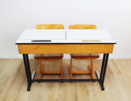 Vintage schoolbureau met 2 houten Casala stoelen. Retro duo lessenaar