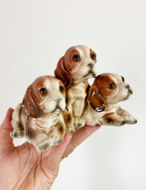 Keramieken vintage honden beeldje. Retro sculptuur met 3 cockerspaniël  puppy's