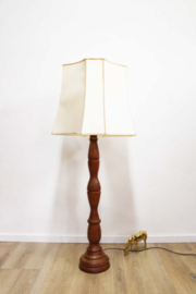 Japandi / Wabi Sabi lamp  met beige kap. Houten vintage schemerlamp