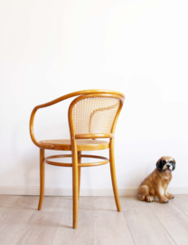 Houten vintage cafe stoel met armleuning. Retro stoeltje in Thonet stijl, model 210?