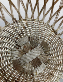 Zilverkleurige gevlochten mandje, antiek? Vintage broodmandje zilver filigraan?