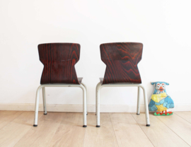 Set vintage schoolstoeltjes. 2 industriële retro stoeltjes, zithoogte 33 cm.