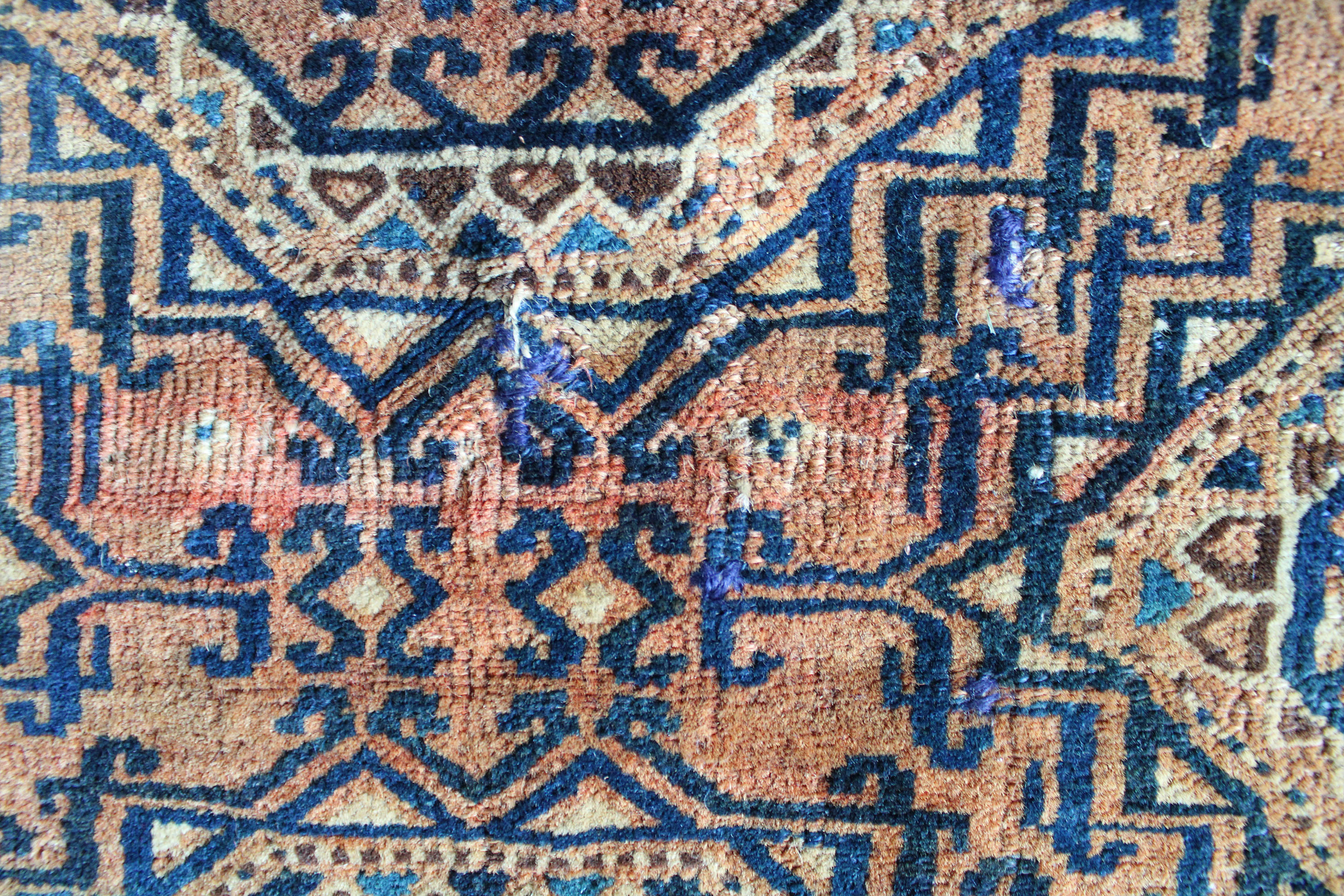 Handgemaakt vintage kleed. Uniek Oosters tapijtje, verkleurd