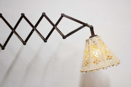 Vintage schaarlamp met geknoopte kap. Houten retro harmonica lamp