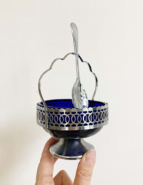 Blauw glazen vintage suikerpot in zilverkleurige houder met lepel.