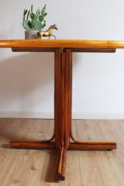 Houten vintage eettafel met rond blad. Mid Century retro design tafel.