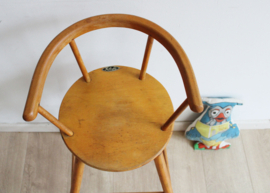 Houten vintage kinderstoel van Kibofa. Hoge retro spijlenstoel
