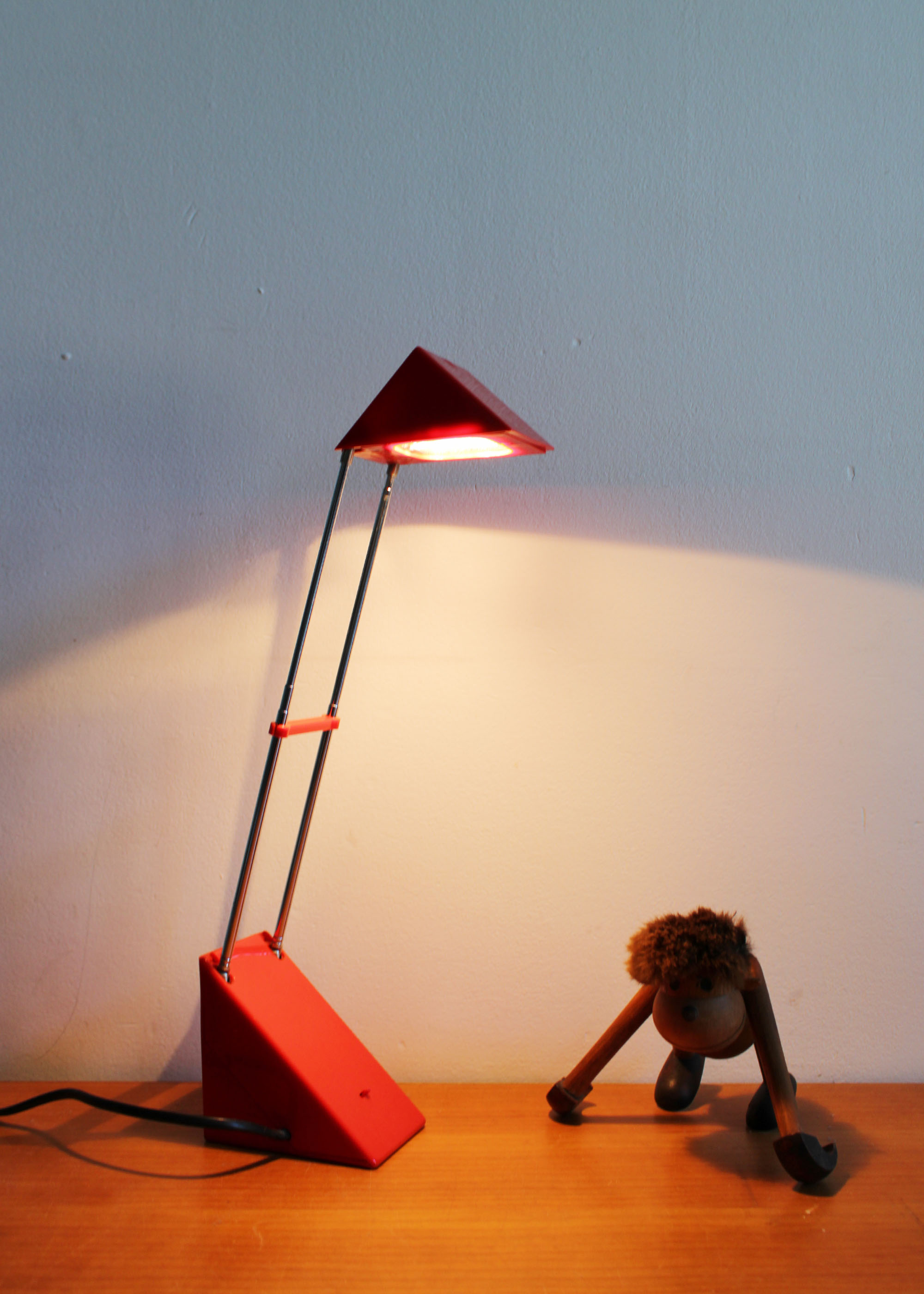 Rode vintage telescoop lamp. Retro design bureaulamp in Memphis stijl