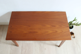 Houten vintage bijzettafel. Mid Century retro design tafeltje.