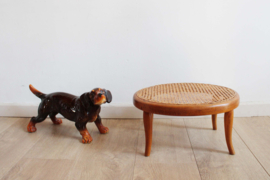 Vintage voetenbankje, nr. 1 Thonet? Antiek bankje van hout en webbing.