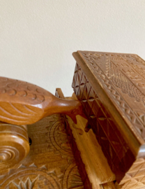 Houten vintage sigarettendoos met vogel.  Handgesneden doosje met mechanische vogel